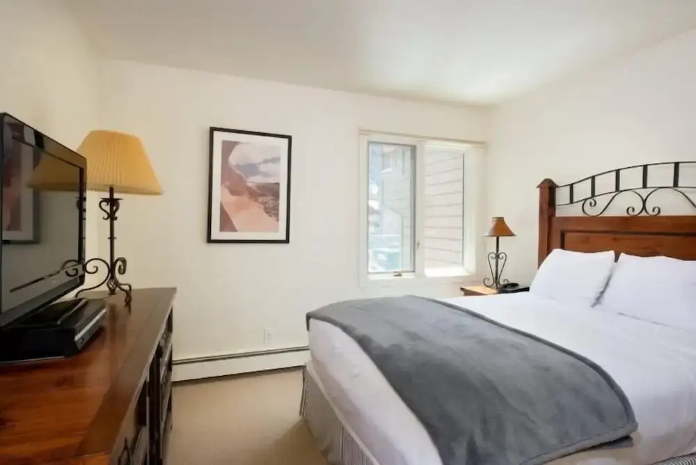 3 Bedroom Mountain Residence In The Heart Of Aspen With Amenities Including Heated Pool, Hot Tubs, Game Room And Spa