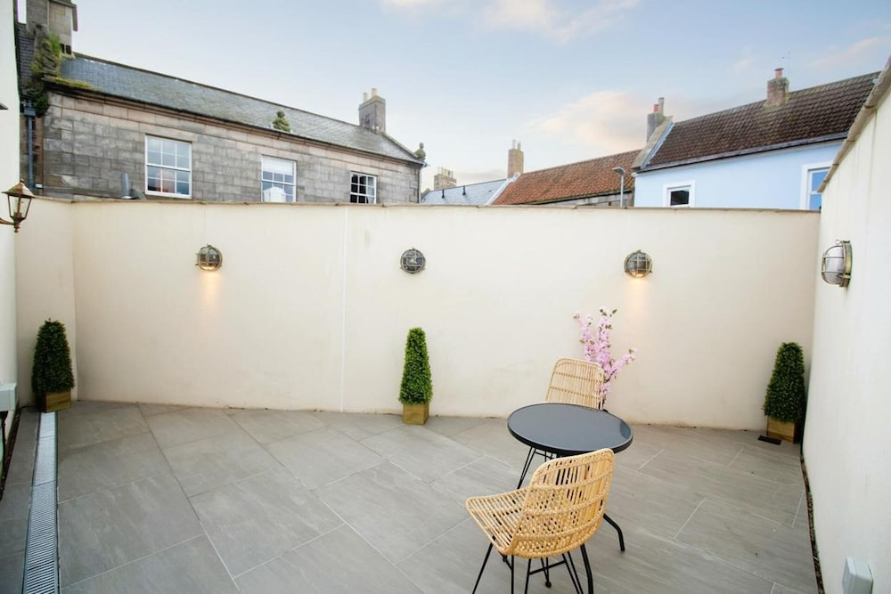 Newly Refurbished Cottage - Sleeps 4 - Central