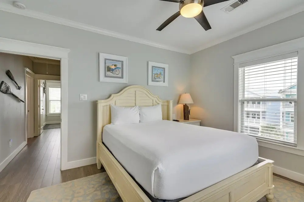 Walk to Ocean! Group Beach House in Galveston