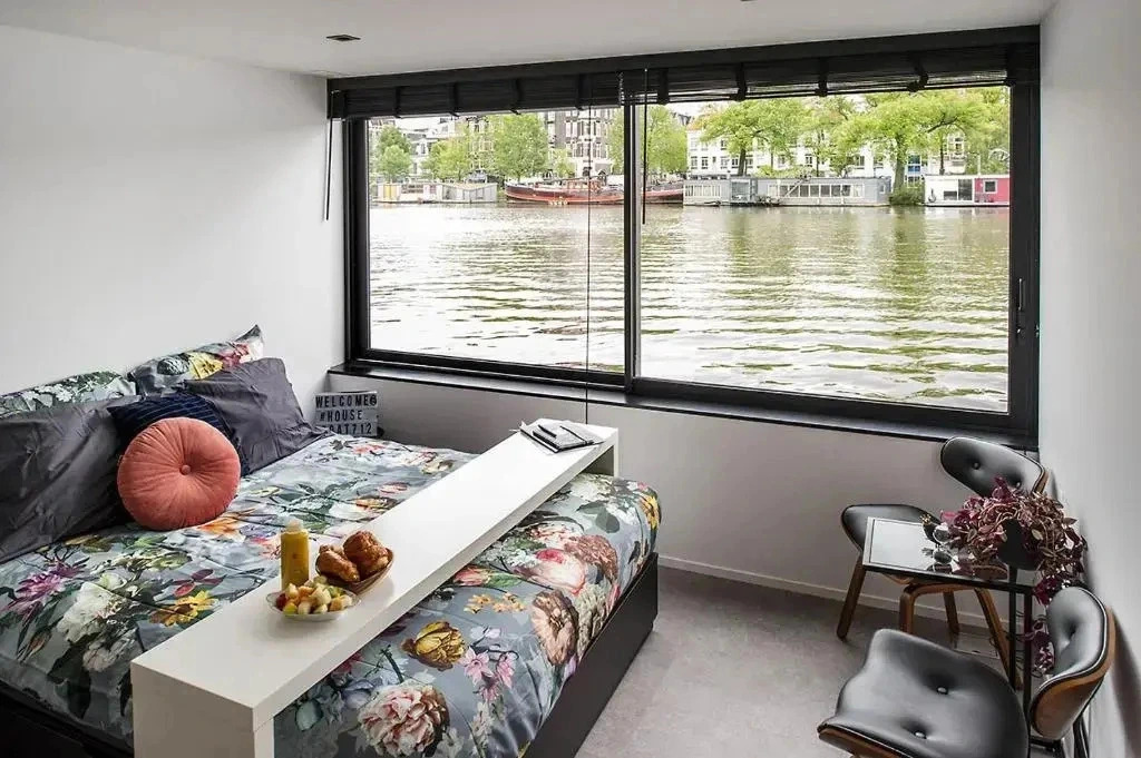 WM Picturesque Modern Houseboat (Nova Cura) - RNU 64028