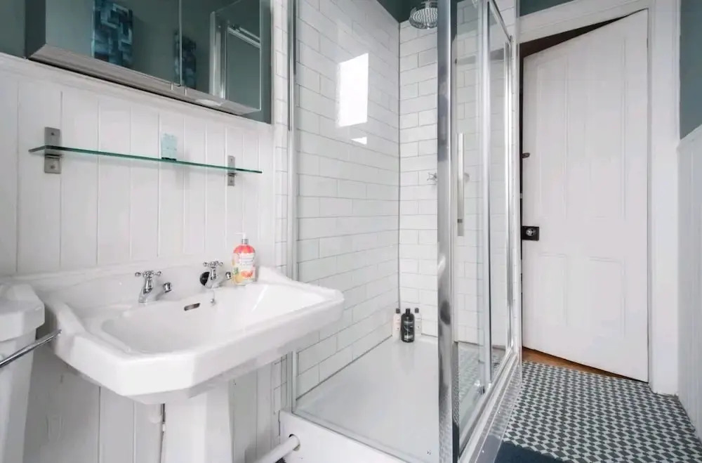 Gorgeous Light Apartment In West End