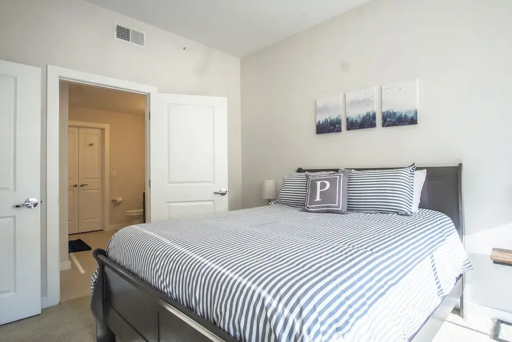 High Rise 2 Bedroom apartment in a Great location 2 Apts by RedAwning