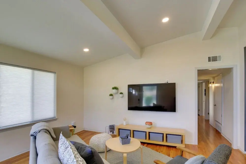 Bright & Modern Texas Getaway - 7 Mi to The Alamo!