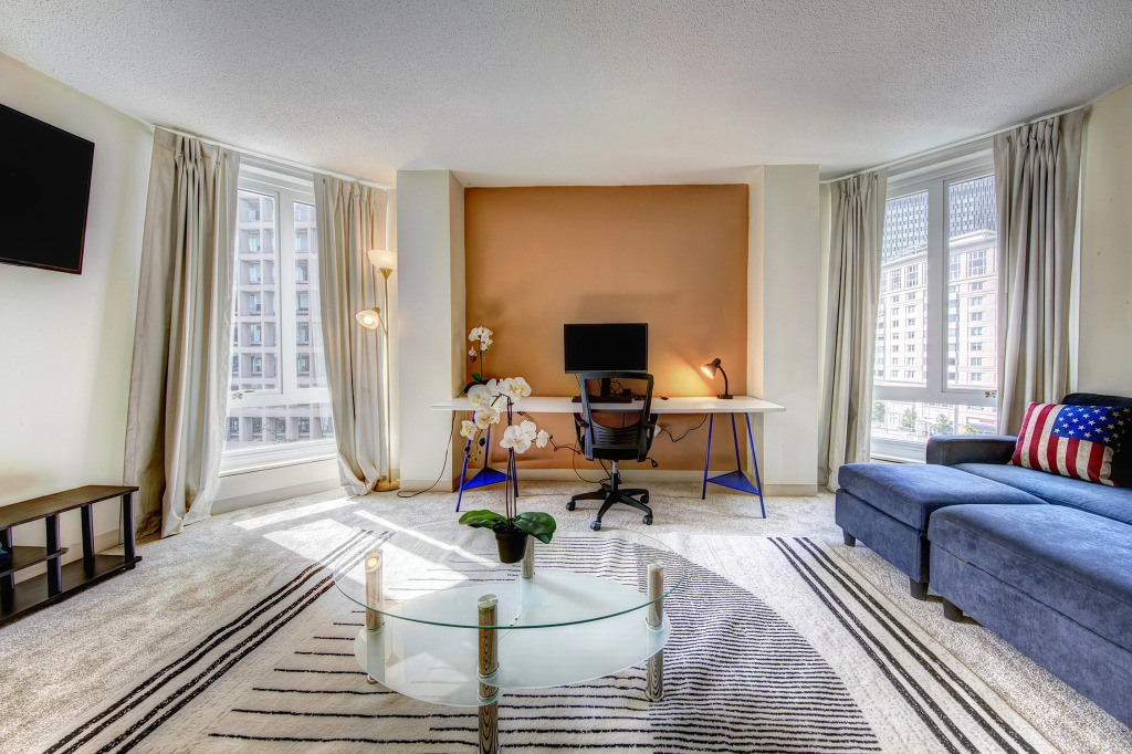 Beautiful, fully equipped, luxury condo!