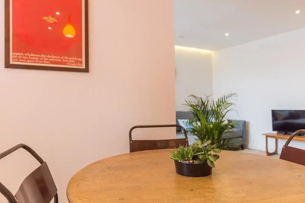 Super Central 2 Bedroom Flat With Balcony Zone 1!