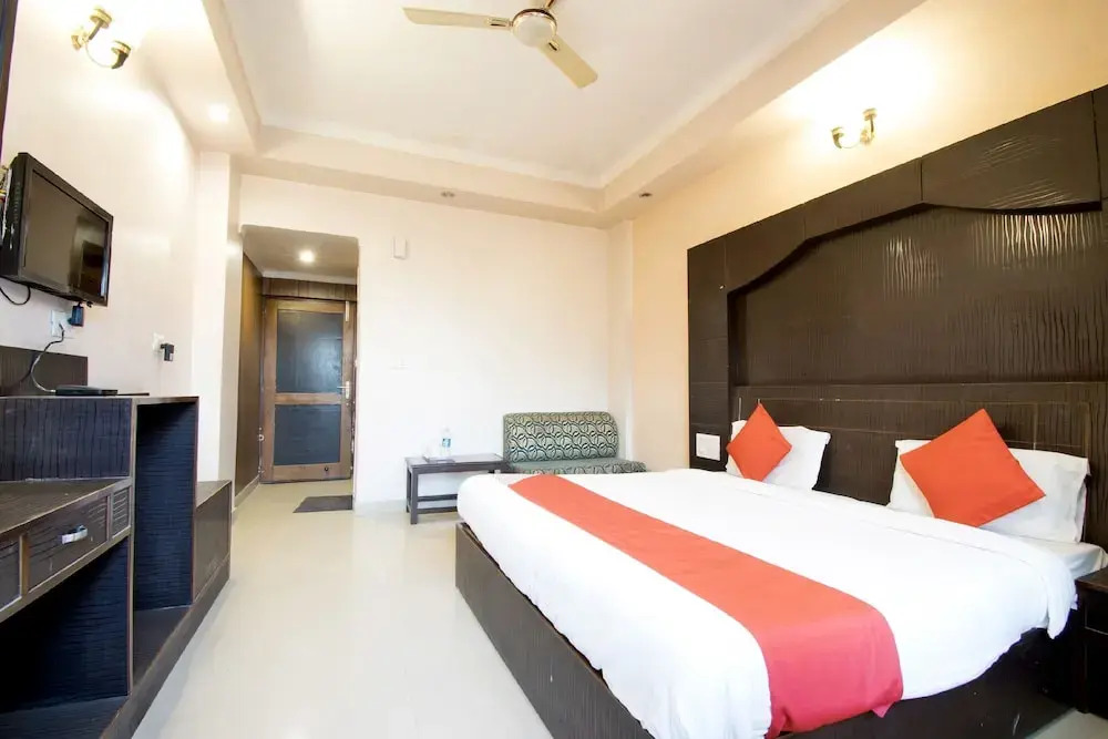 OYO 17109 Hotel Vipul Palace