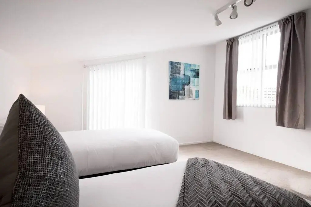Chic Hobart Townhouse sleeps 9 - perfect location