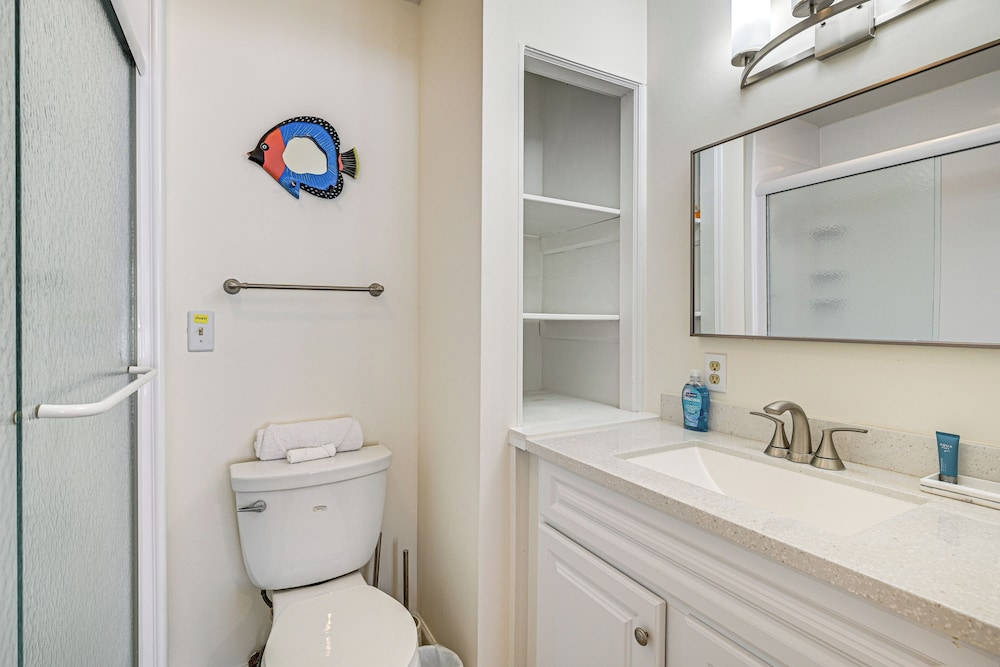 Myrtle Beach Condo: Balconies, Walk to Beach!