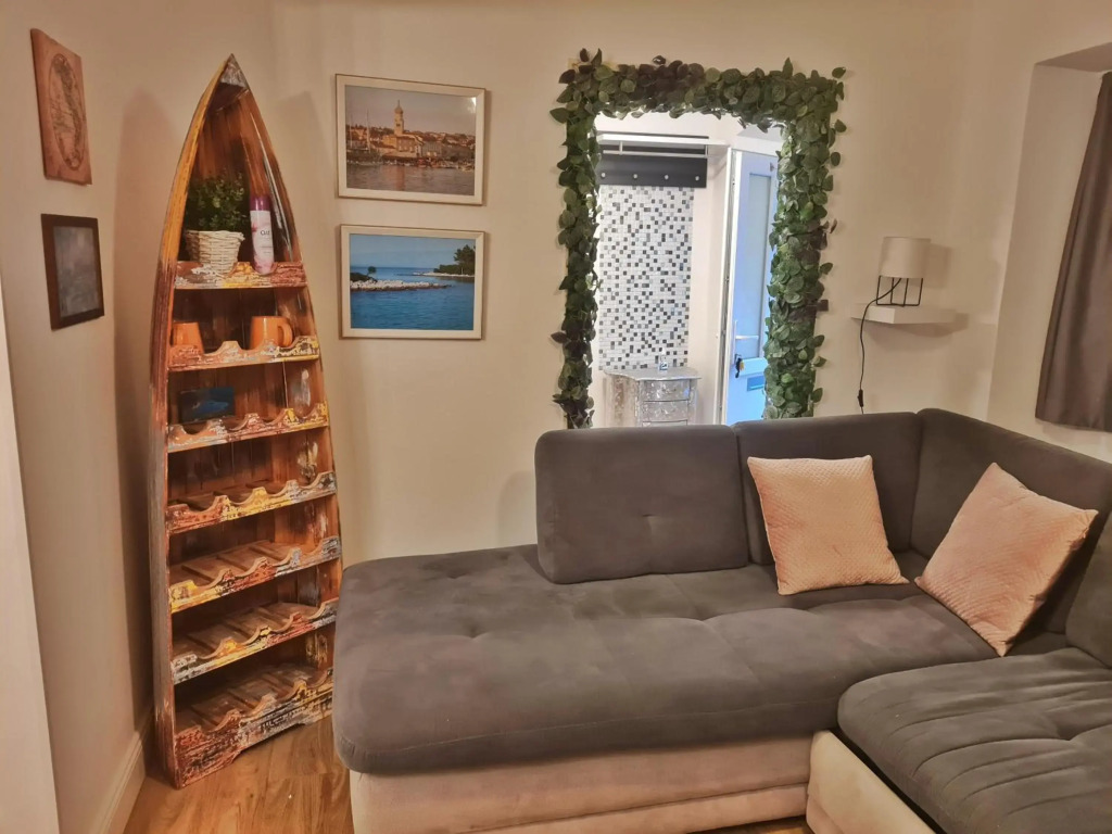 Holiday Place Veli Dvor - Spacious House for 6-8 Guests with Private Garden - Old Town Punat