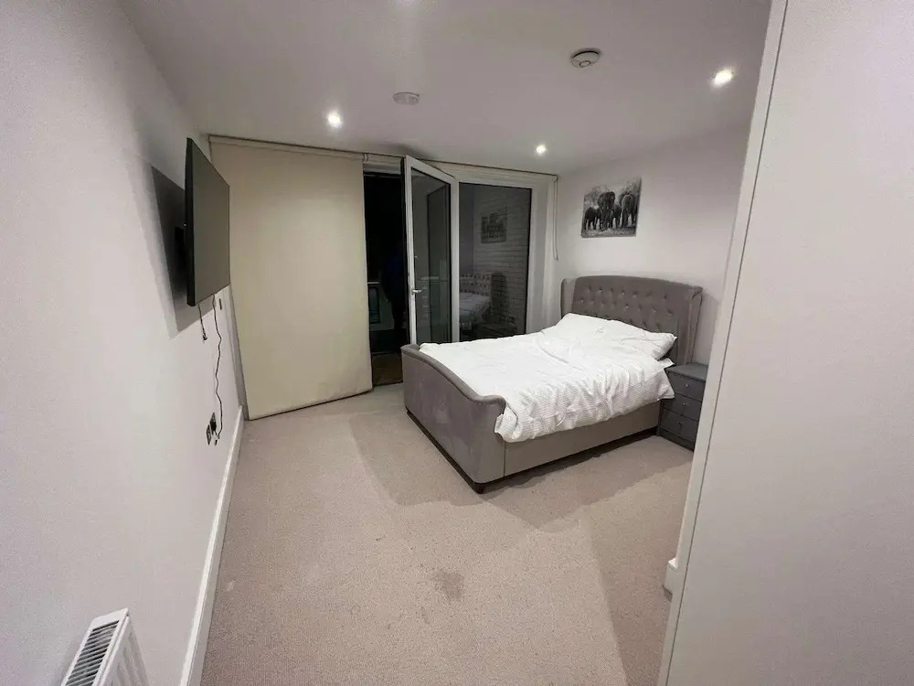 Impeccable 2-bed Apartment in Erith