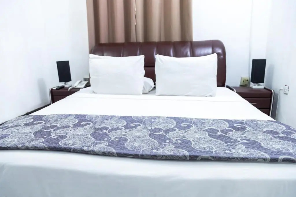 Hill View Hotel West Airport