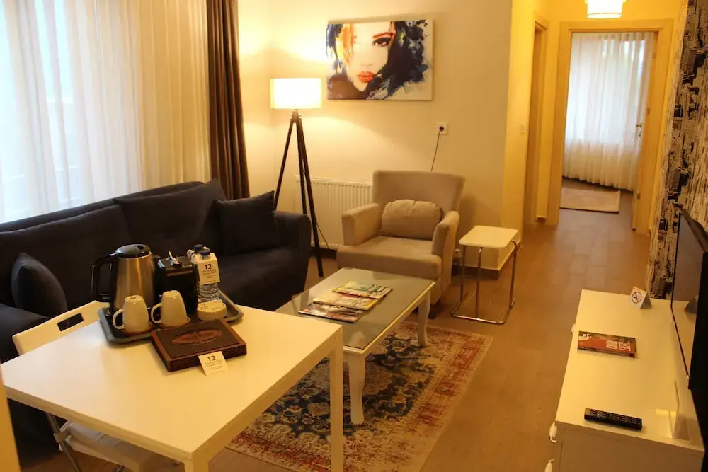 12 rooms hotel