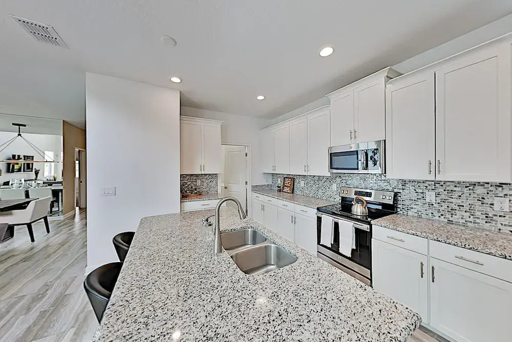 Storey Lake All-suite W/ Private Pool & Spa 5 Bedroom Home