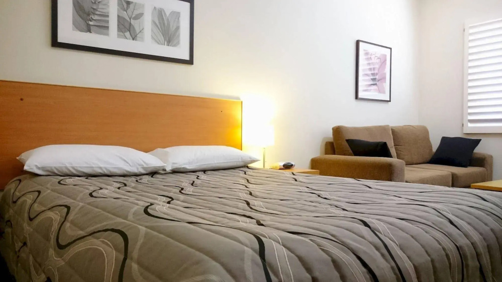 Country Roads Motor Inn