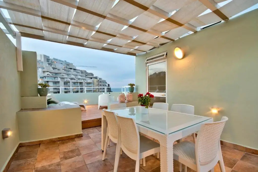 Balluta Bay Beach house with Seaviews