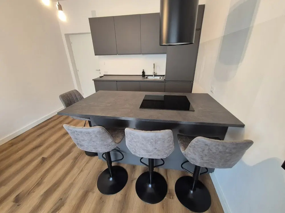 Casa Dolce Casa - Dual Modern Apartment, 1 min from Metro, up to 9 Guest