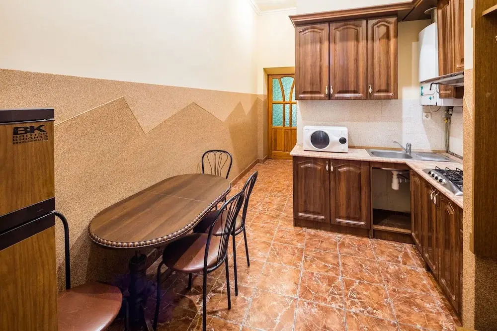Three rooms in the center on Kulisha