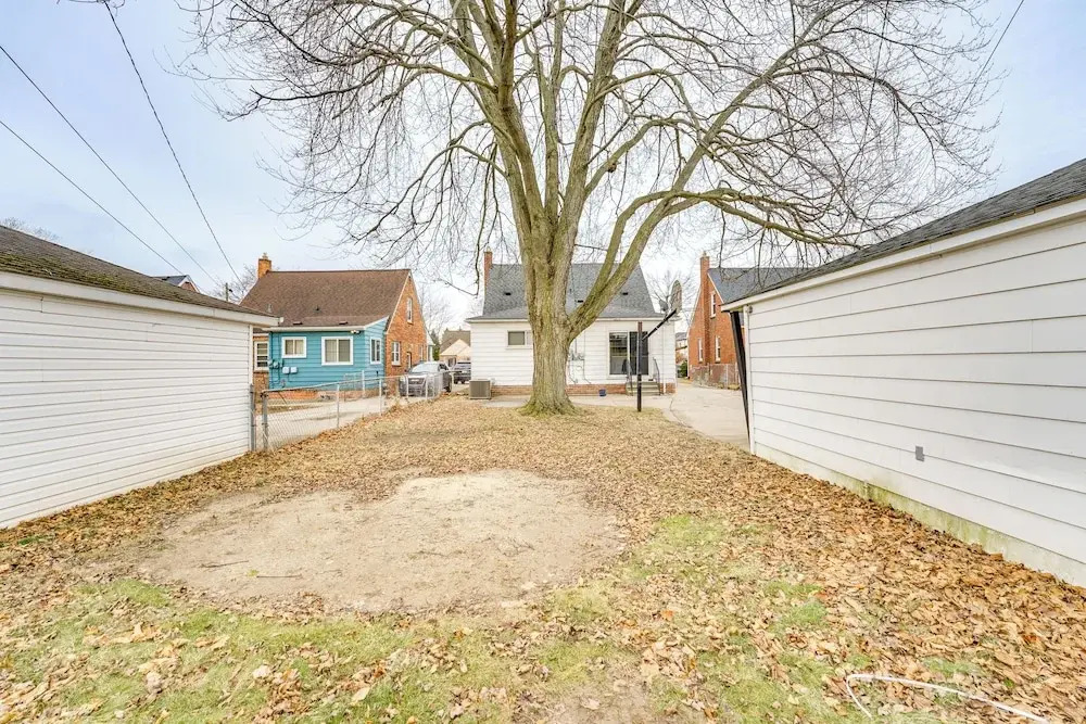 13 Mi to Downtown Detroit: Bright Home