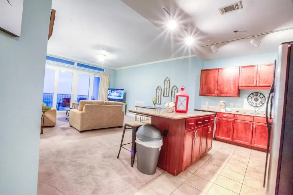 Large 3 Bd Penthouse 2034 In Laketown, Great Views and Amenities