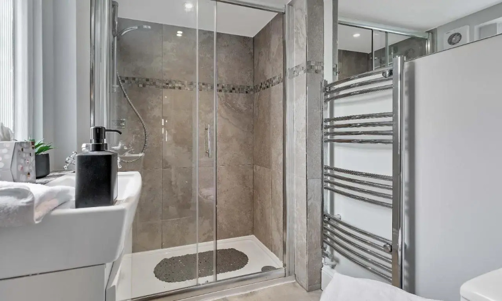 Central Pier Place | Large Group House | 20 metres from the Pier and beach