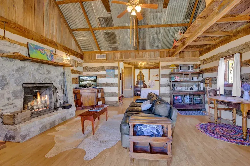 New! Gorgeous Hill Country Cabin Just Minutes From Main St!