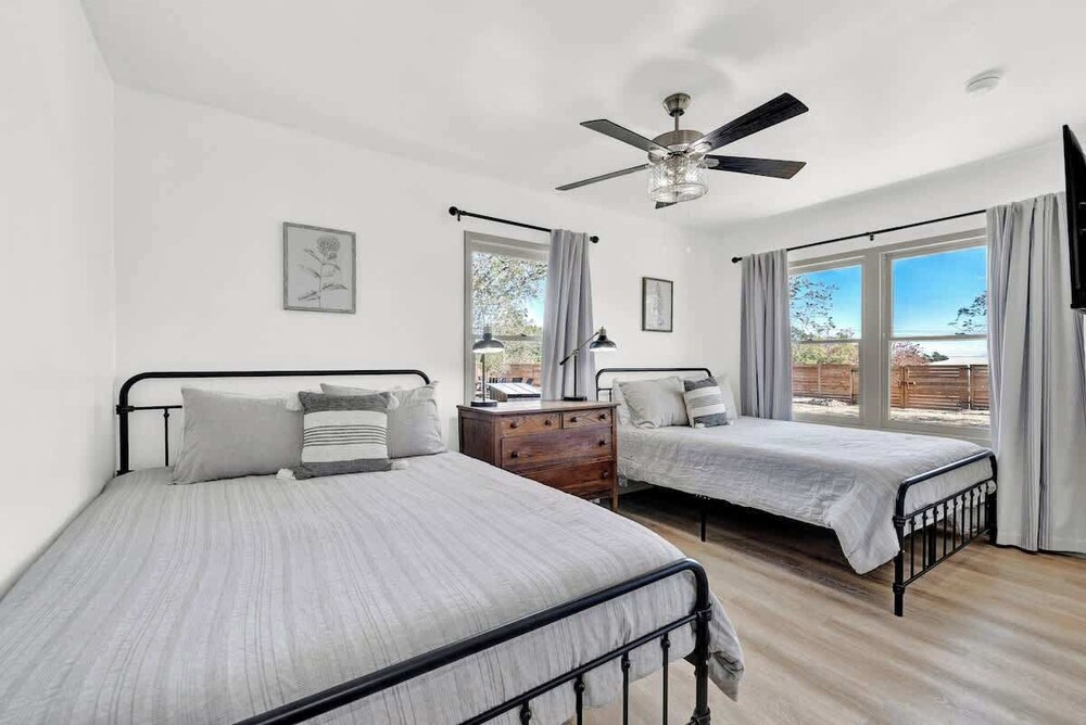 Brand New Private Pool and Hot-tub Near Main!