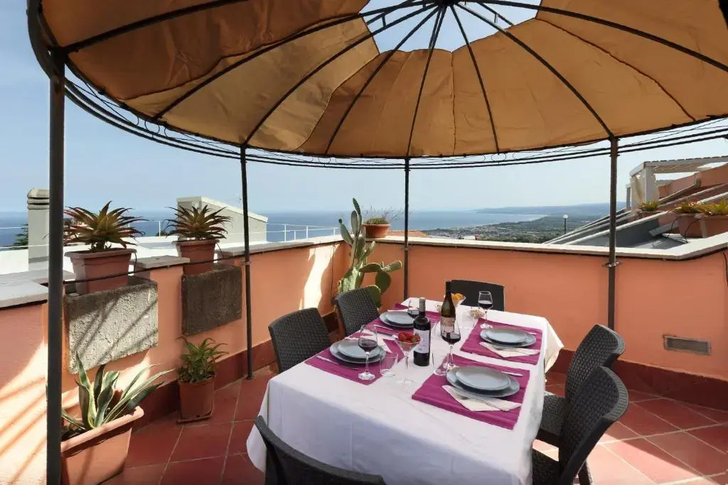 Taormina center 4 BR penthouse, terrace with views