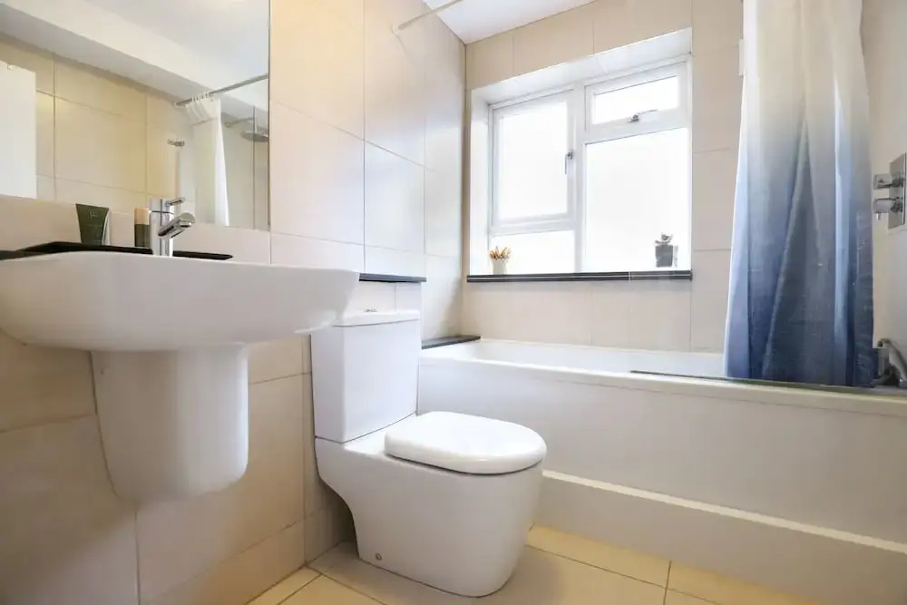 Stylish 1 Bedroom Flat With Balcony in North Kensington