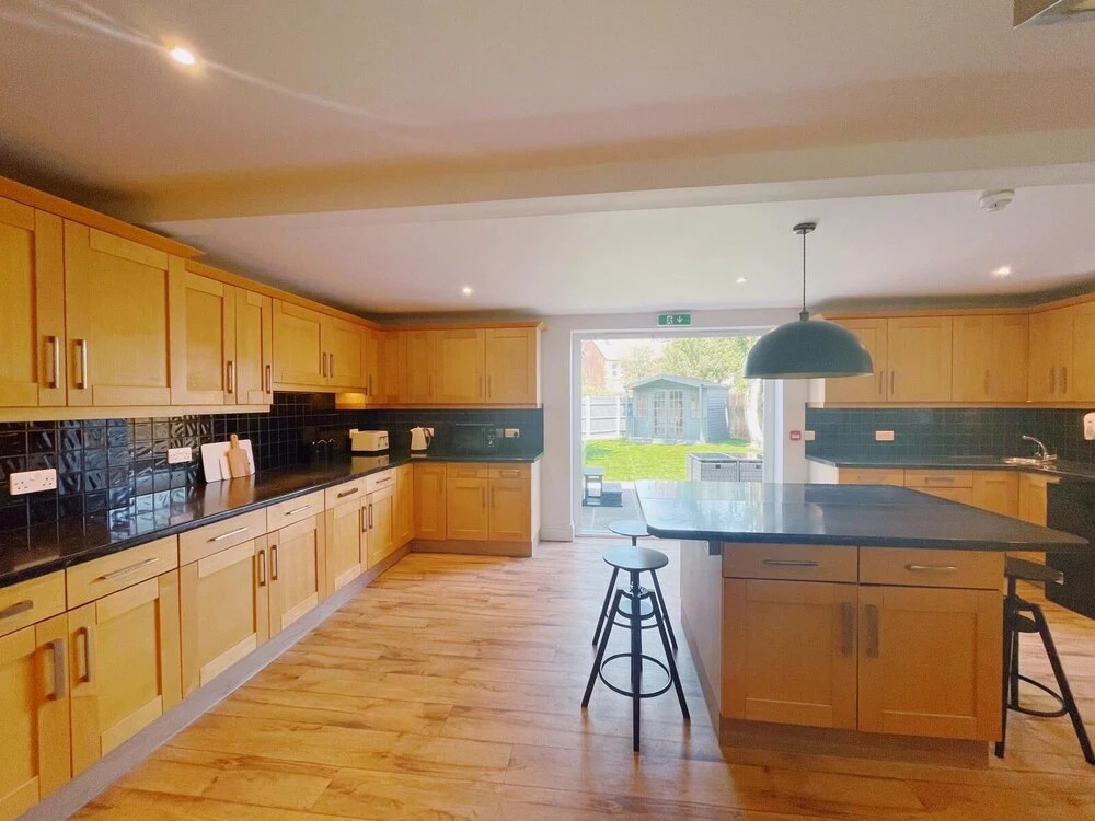 Stunning 8-bed House With Sea & Beach Views