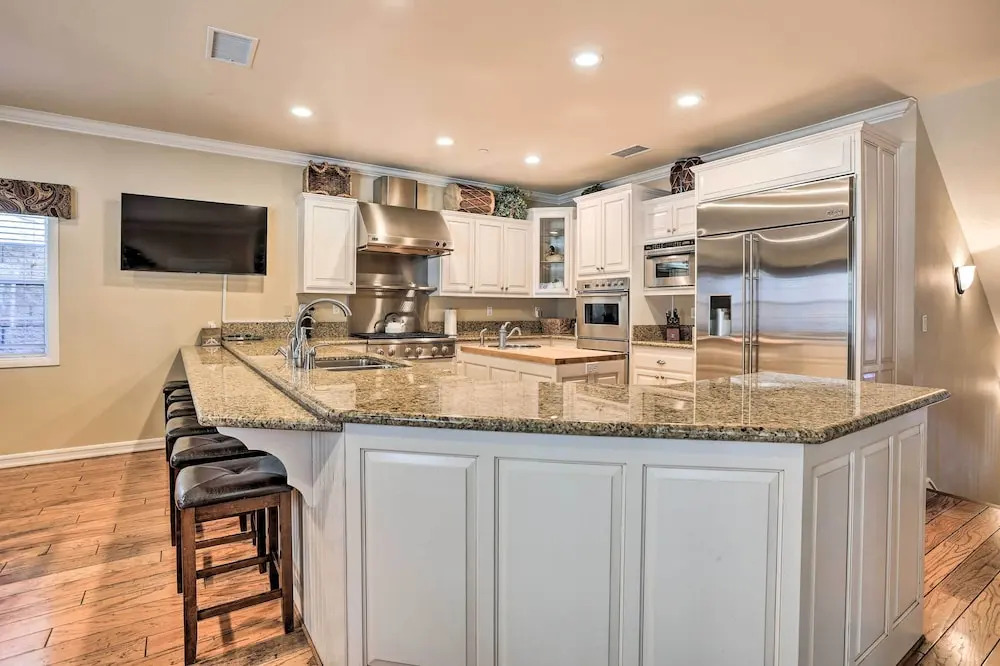 Huge Lake Arrowhead Home w/ 3 Decks & Grill!