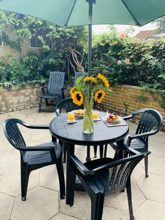 Spacious 3 Bedroom Home with Garden in Farnham