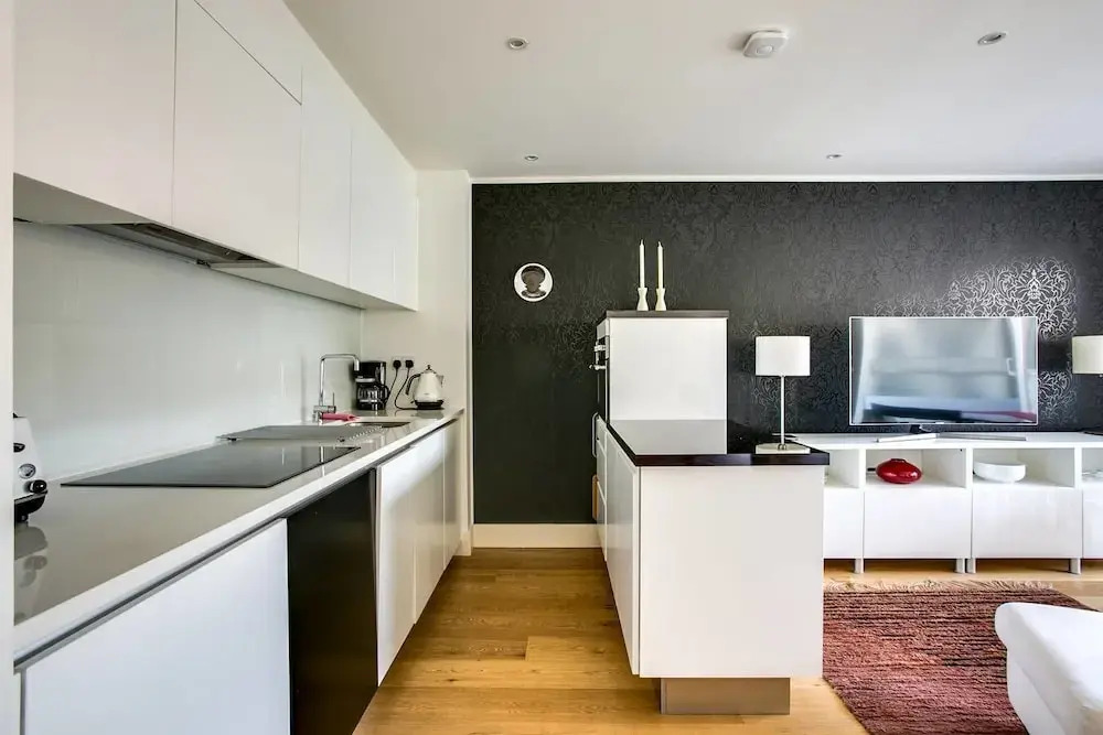 Beautiful Bright 2BR Home W/balcony - 5 Guests!