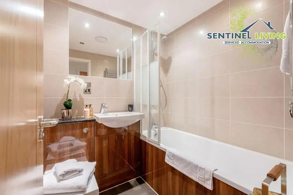 Sentinel Living Serviced Accommodation, Windsor, 2 Bedroom Apartment with Free Parking and WiFi