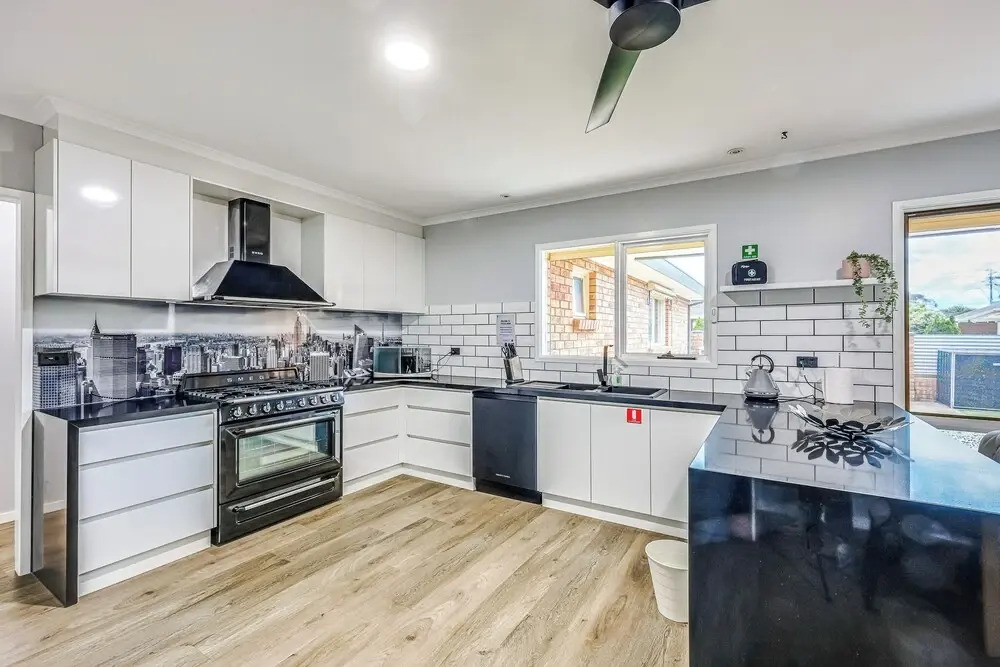StayAU Pet-Friendly 7BR Spacious Retreat
