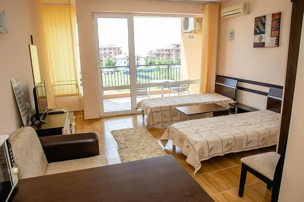 FM Deluxe Studio with Parking & Pool
