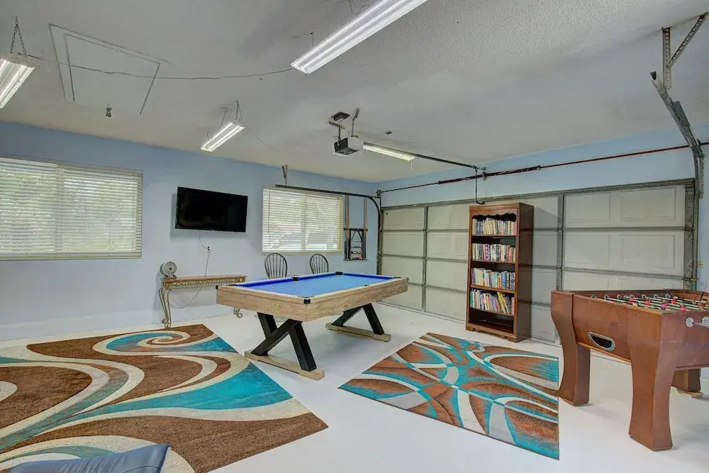 Spacious 4 3 Retreat- Heated Pool-playroom
