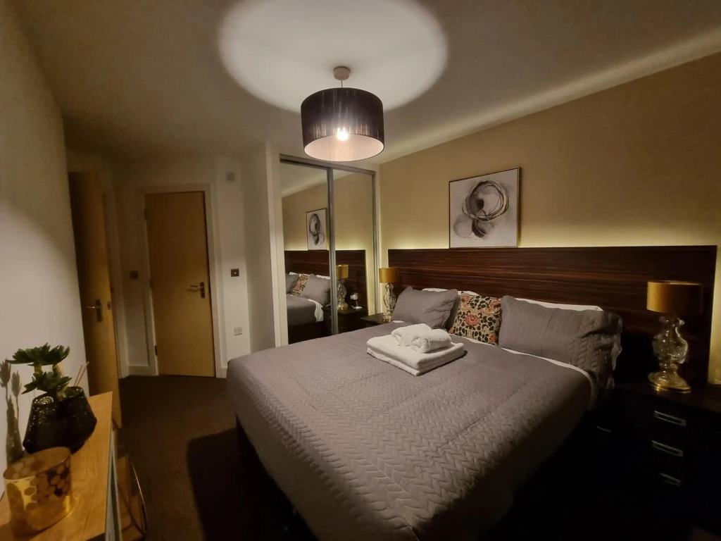 Splendid High Street 2 BR Apartment - King Bed - Wise Stays