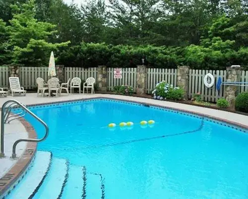 5min to Tubing!Pool Table, hot tub, game room, Sleeps 10!