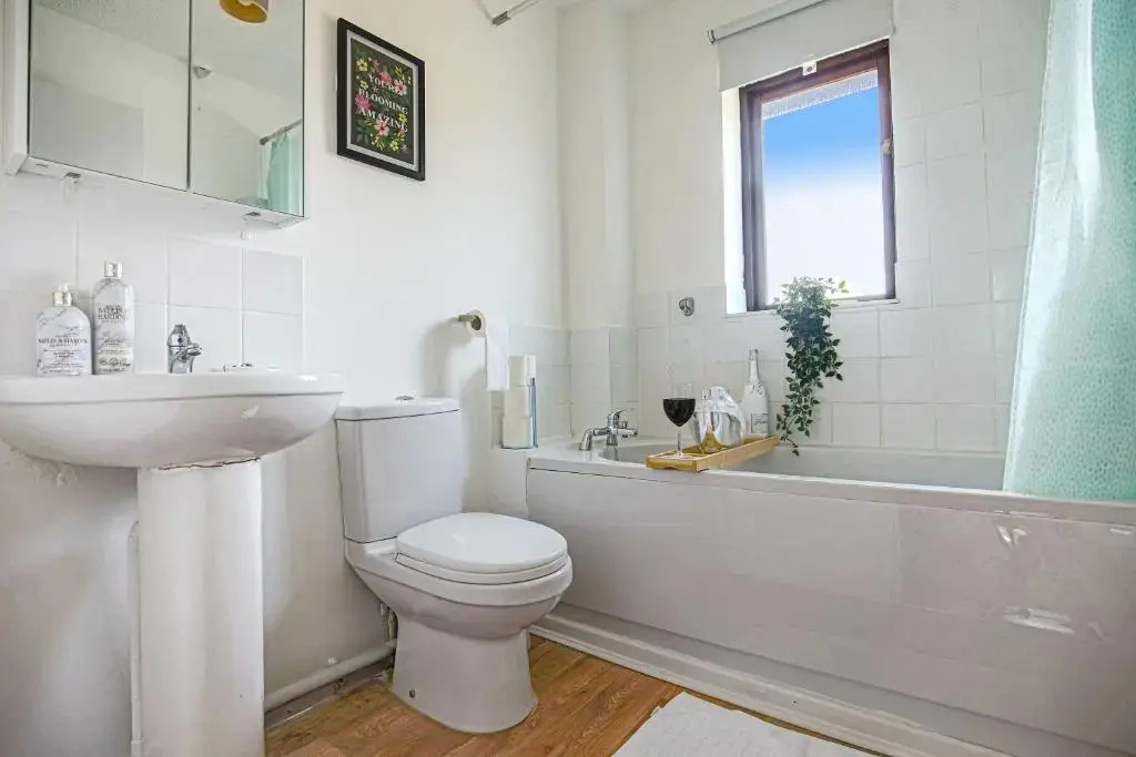 Cosy House - 7 minutes drive to City Centre - Fast Wifi, Smart TV with Netflix, Free Parking and Private Garden by Yoko Property