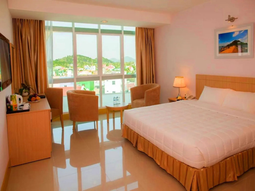 River Hotel