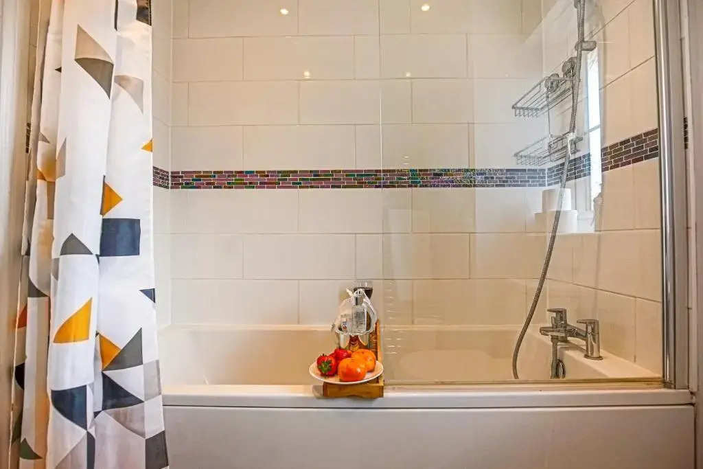 Brookland House with Free Parking, Fast Wifi, Garden and Smart TV with Netflix by Yoko Property