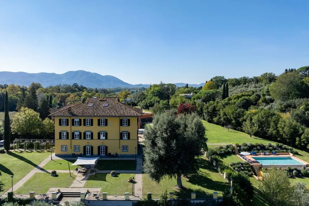 Villa Pacini - just 1,8 km outside Lucca Wall - Pool