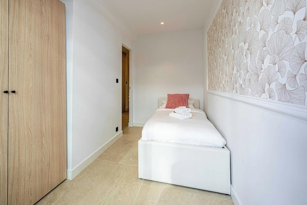 Renovated Prestige 3P Luxe Apt, Terrace & Parking