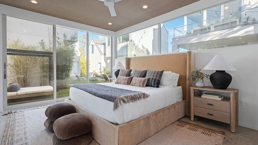 Luxe 11bdr w/ Putting Green, Game Room, Pool Bouldin Collective by Avantstay