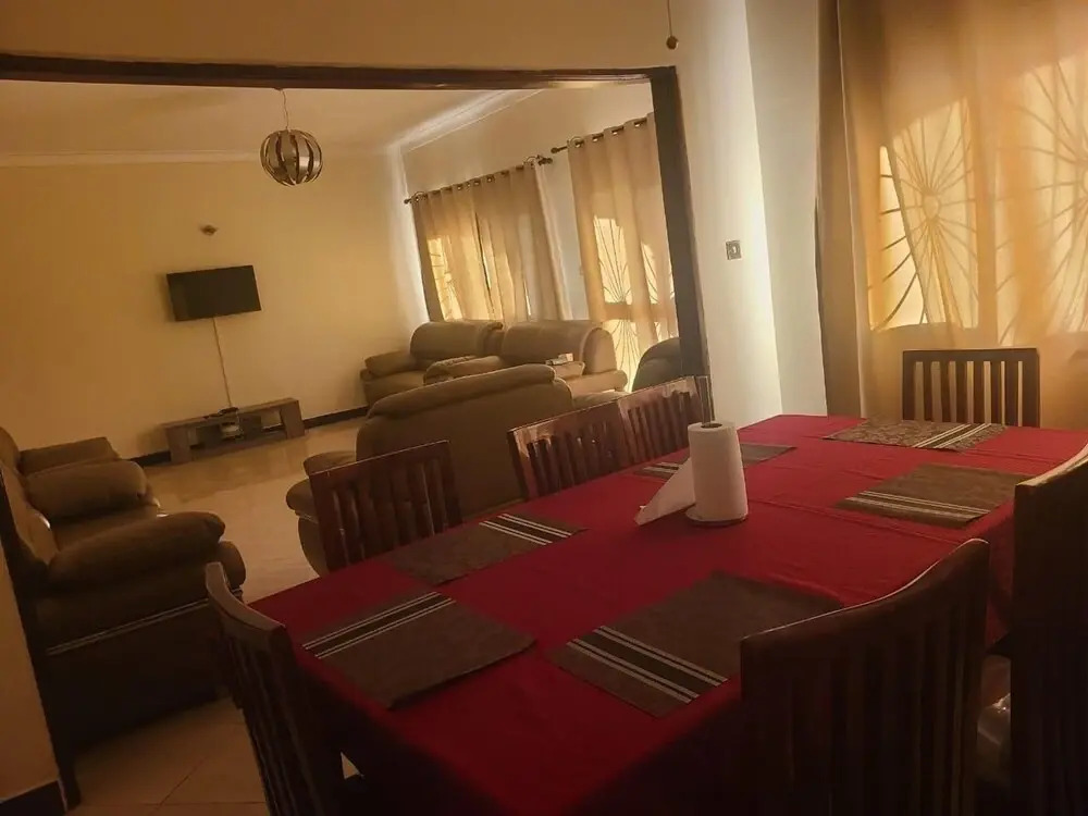 Kampala 5-beds, Sleeps 8 With Garden & Parking