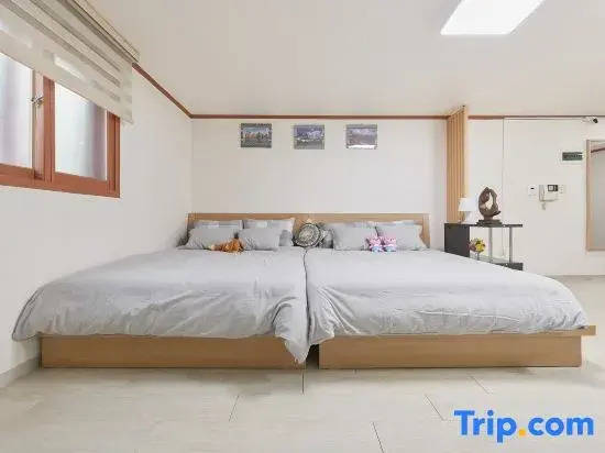 Hongdae Lovely  House. Big Room. Hongdae University Station. Exit 7. Walk 2 min