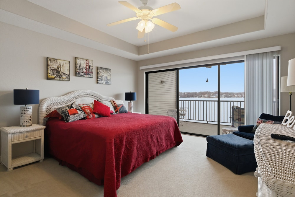 Lakeview Condo at The Falls w/ Wraparound Screened Porch, 2 PWC Slips & Pools at 2 MM