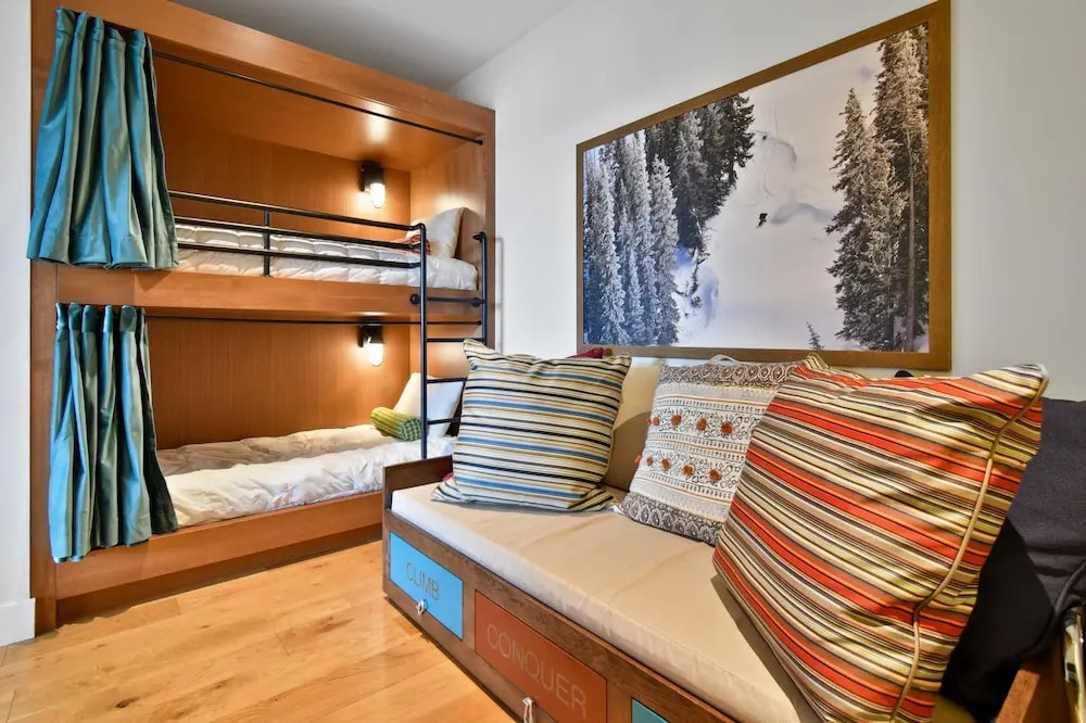 Stunning 4-bdr Penthouse With Rooftop Deck Ski-in out Access Pool hot Tubs 5-star Amenities