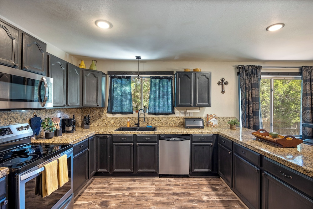 1 Mi to Fool Hollow Lake: Wooded Retreat w/ Deck!