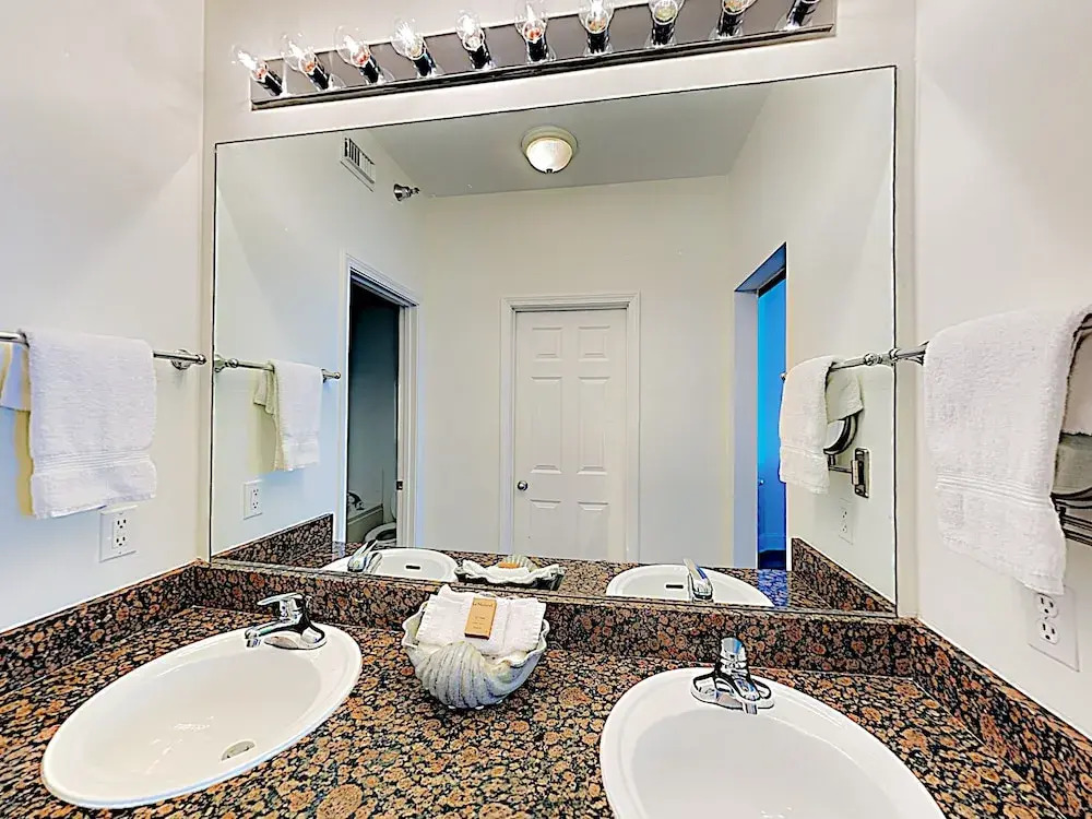 New Listing! Lighthouse W/ Gulfside Pools 2 Bedroom Condo